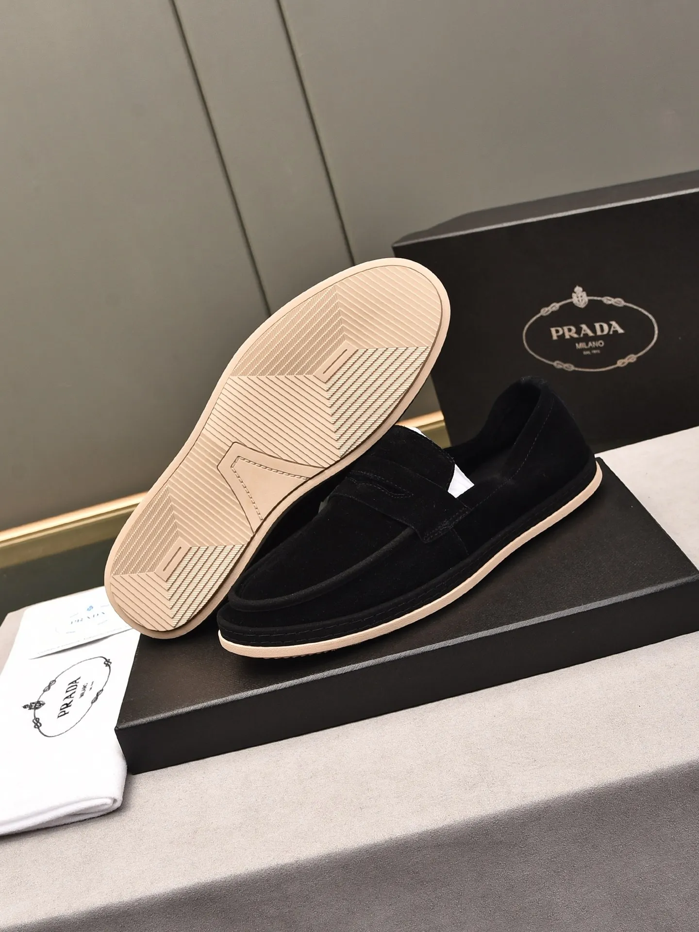 👟👟👟Men's Shoes💰P420 🆕🔥New Updates🔥👟PRADA (Prada) new products are released, imported soft cowhide, fashionable to allow air to penetrate the entire shoe, and the awesome shoes [strong] bring an extremely comfortable and breathable feeling! Beautiful inside and out! Exquisite workmanship, top-grade cowhide material, 😌Number: 38~44, black and white color options.